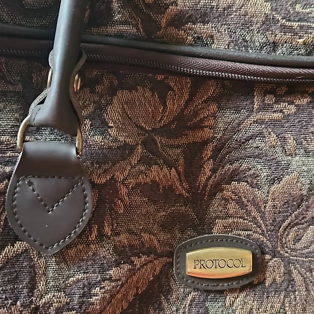 FINALCHANCE Needlepoint duffle exc condition Carry-on Tapestry Collectible